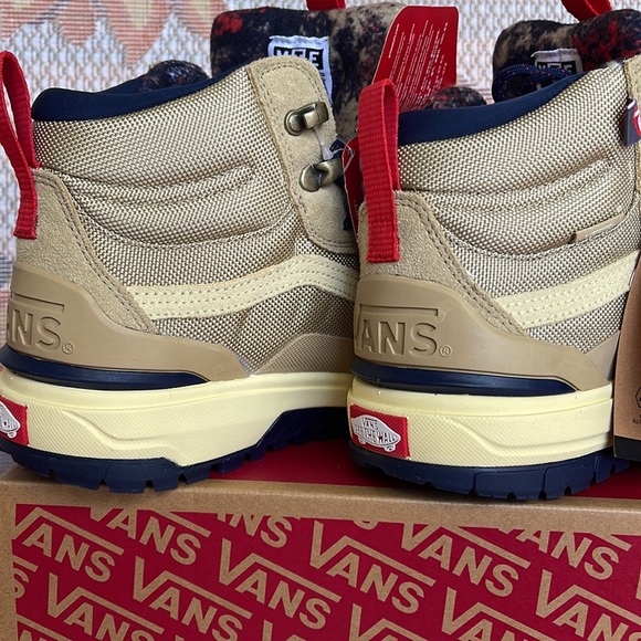 Vans WMNS Ultrarange Exo
Taos Taupe
VN0A4BVSYUU
Sneakers Boots - Picture 15 of 16